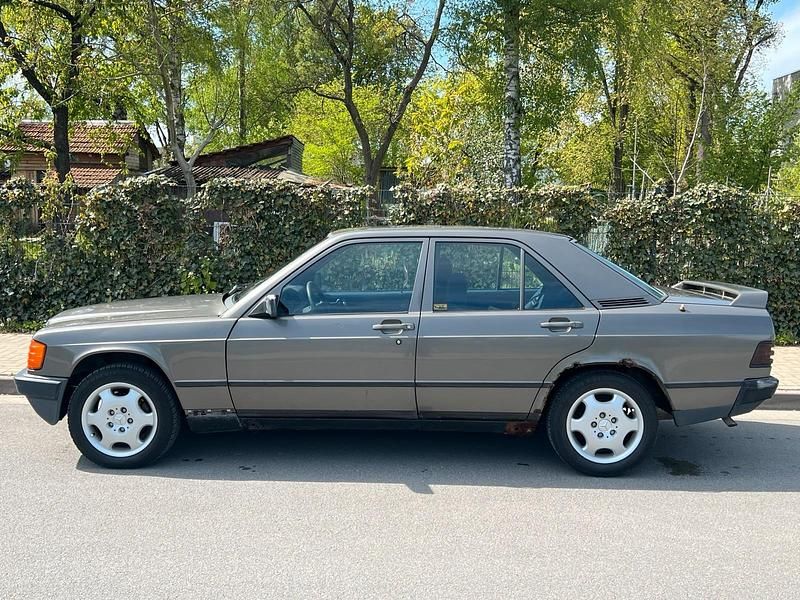 Second-hand Mercedes 190 1982 Gri Berlinǎ