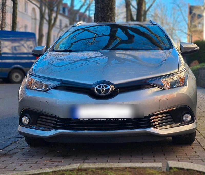 Silber Gebraucht 2018 Toyota Auris Touring Sports Kombi | 12.000 € (Fairer Preis) - Bild 1/4