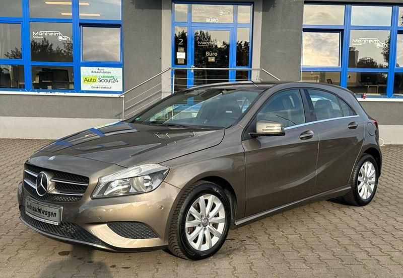 Braun Gebraucht 2013 Mercedes A180 Limousine | 12.000 € (Fairer Preis) - Bild 1/4