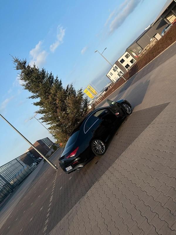 Gebraucht Mercedes CLA180 136 PS (100 kW) 2021 Schwarz Limousine