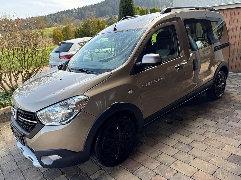 Gebraucht Dacia Dokker Stepway 131 PS (96 kW) 2019 Gold Van / Kleinbus