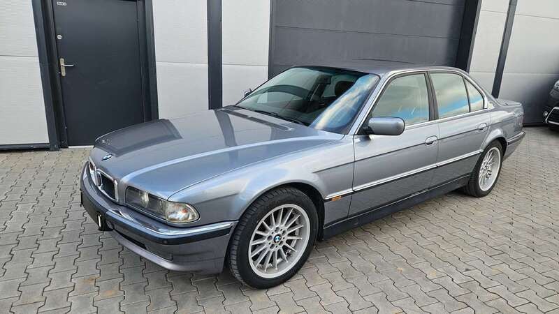 Arktisgrau Gebraucht 1994 BMW 730 Limousine | 7.390 € - Bild 1/4