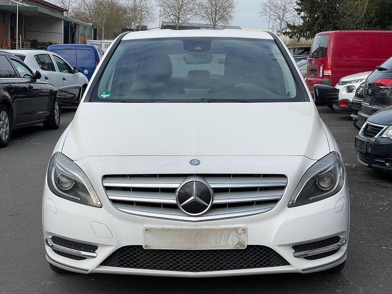 Gebraucht Mercedes B180 109 PS (80 kW) 2012 Weiß Van / Kleinbus