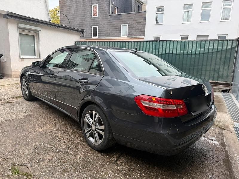 Usado Mercedes E200 136 CV (100 kW) 2009 Gris Berlina