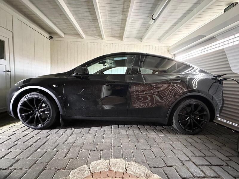 Schwarz Gebraucht 2023 Tesla Model Y Standard Range SUV | 33.500 € (Superpreis) - Bild 1/4