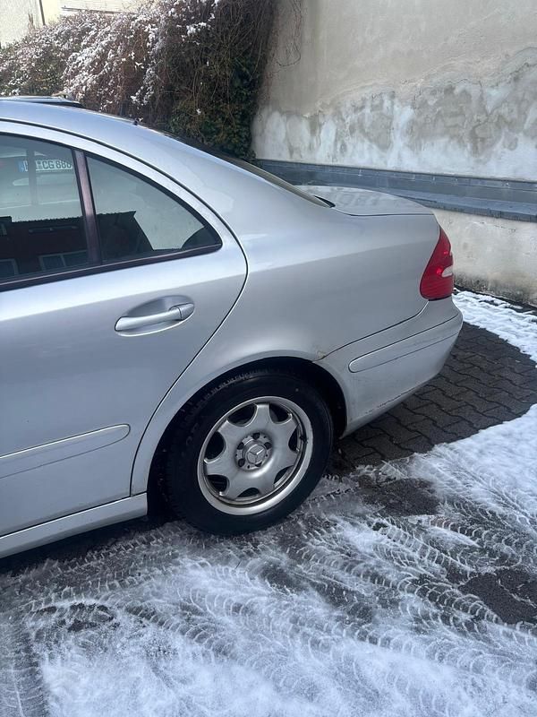 Gebraucht Mercedes E220 150 PS (110 kW) 2005 Silber Limousine