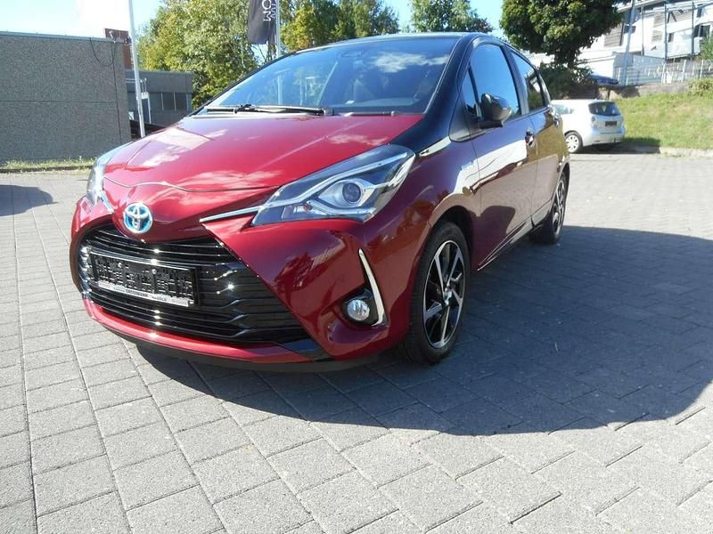 Tokiorot/schwarz Gebraucht 2020 Toyota Yaris Hybrid Style Limousine | 15.980 € (Guter Preis) - Bild 1/4