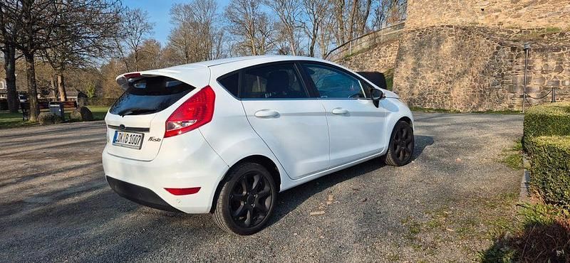 Gebraucht Ford Fiesta 97 PS (71 kW) 2012 Weiß Kleinwagen