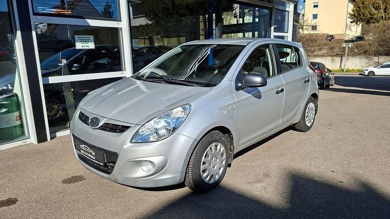 Gebraucht Hyundai i20 77 PS (56 kW) 2012 Silber Kleinwagen