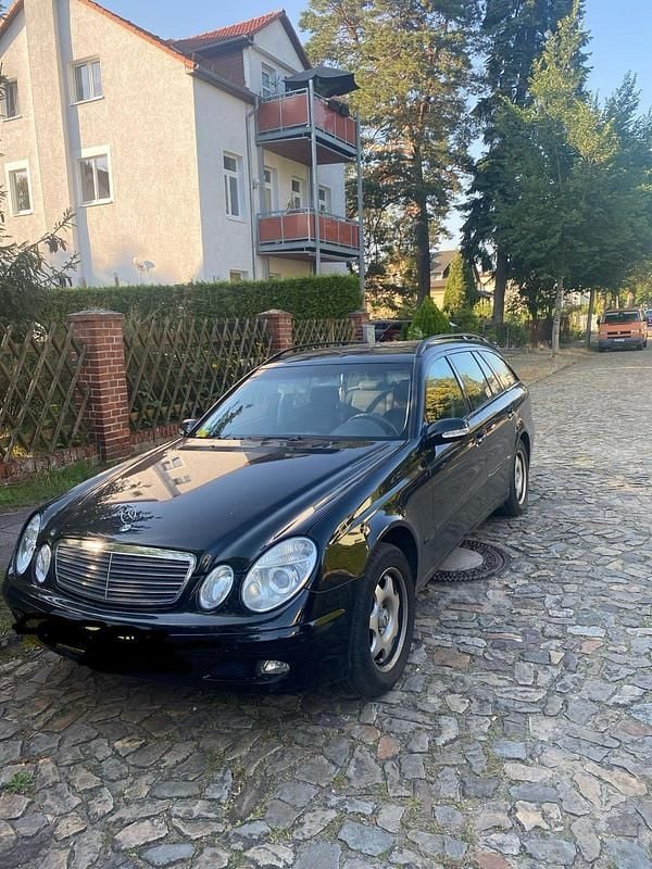 Schwarz Gebraucht 2004 Mercedes E240 Kombi | 1.750 € (Fairer Preis) - Bild 1/4