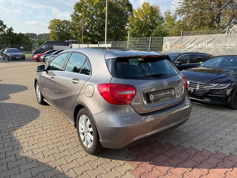 Gebraucht Mercedes A180 109 PS (80 kW) 2014 Grau Limousine