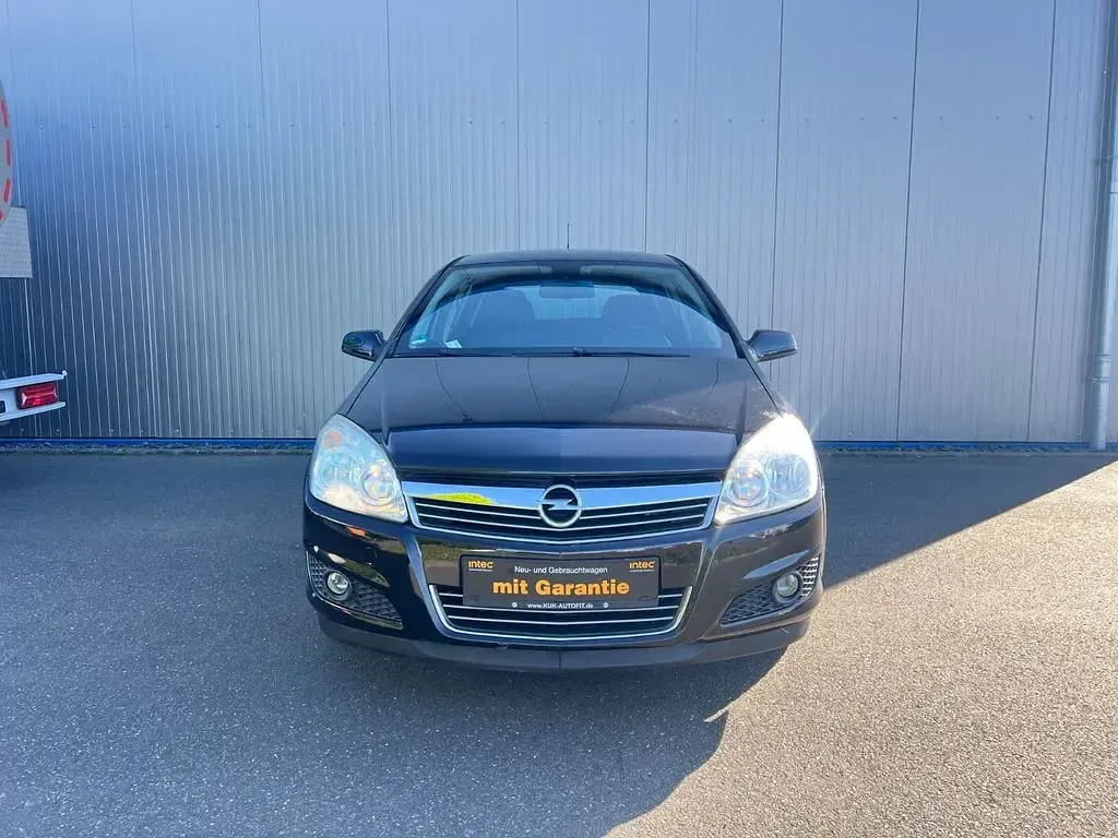 Używany Opel Astra Edition 105 KM (77 kW) 2007 Czarny Sedan/Limuzyna