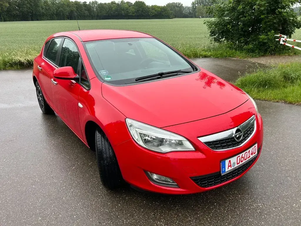 Gebraucht Opel Astra Design Edition 101 PS (74 kW) 2012 Rot Limousine