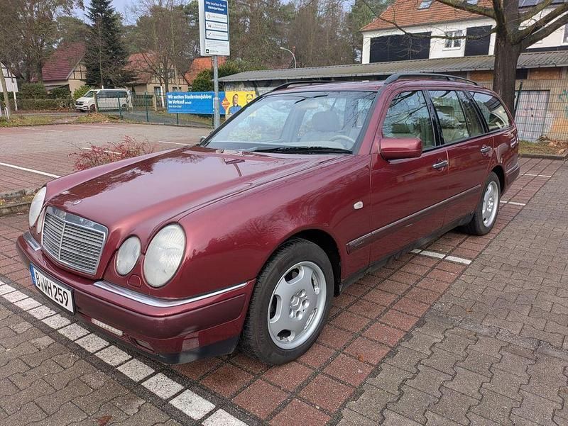 Rot Gebraucht 1999 Mercedes E320 Elegance Limousine | 5.800 € (Fairer Preis) - Bild 1/4