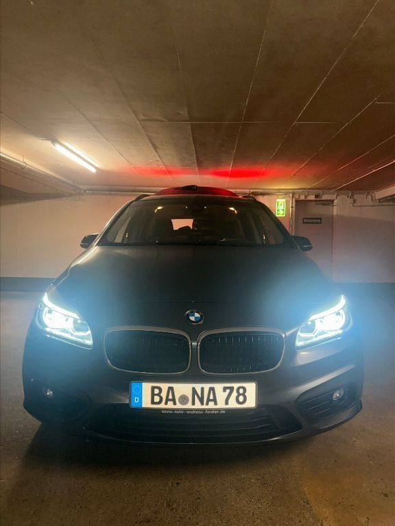 Grau Gebraucht 2017 BMW 218 Gran Tourer Van / Kleinbus | 15.500 € (Fairer Preis) - Bild 1/4