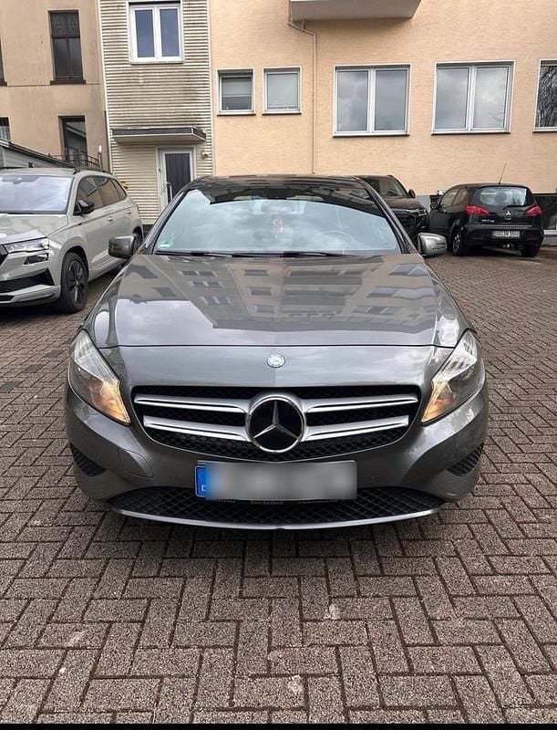 Silber Gebraucht 2013 Mercedes A180 Kombi | 15.800 € - Bild 1/4