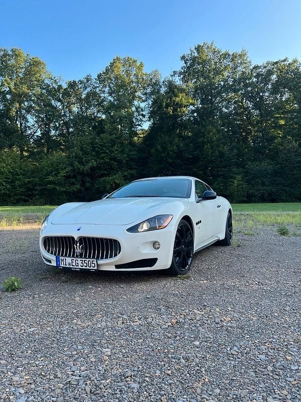 Weiß Gebraucht 2009 Maserati Granturismo Coupé | 39.990 € - Bild 1/4