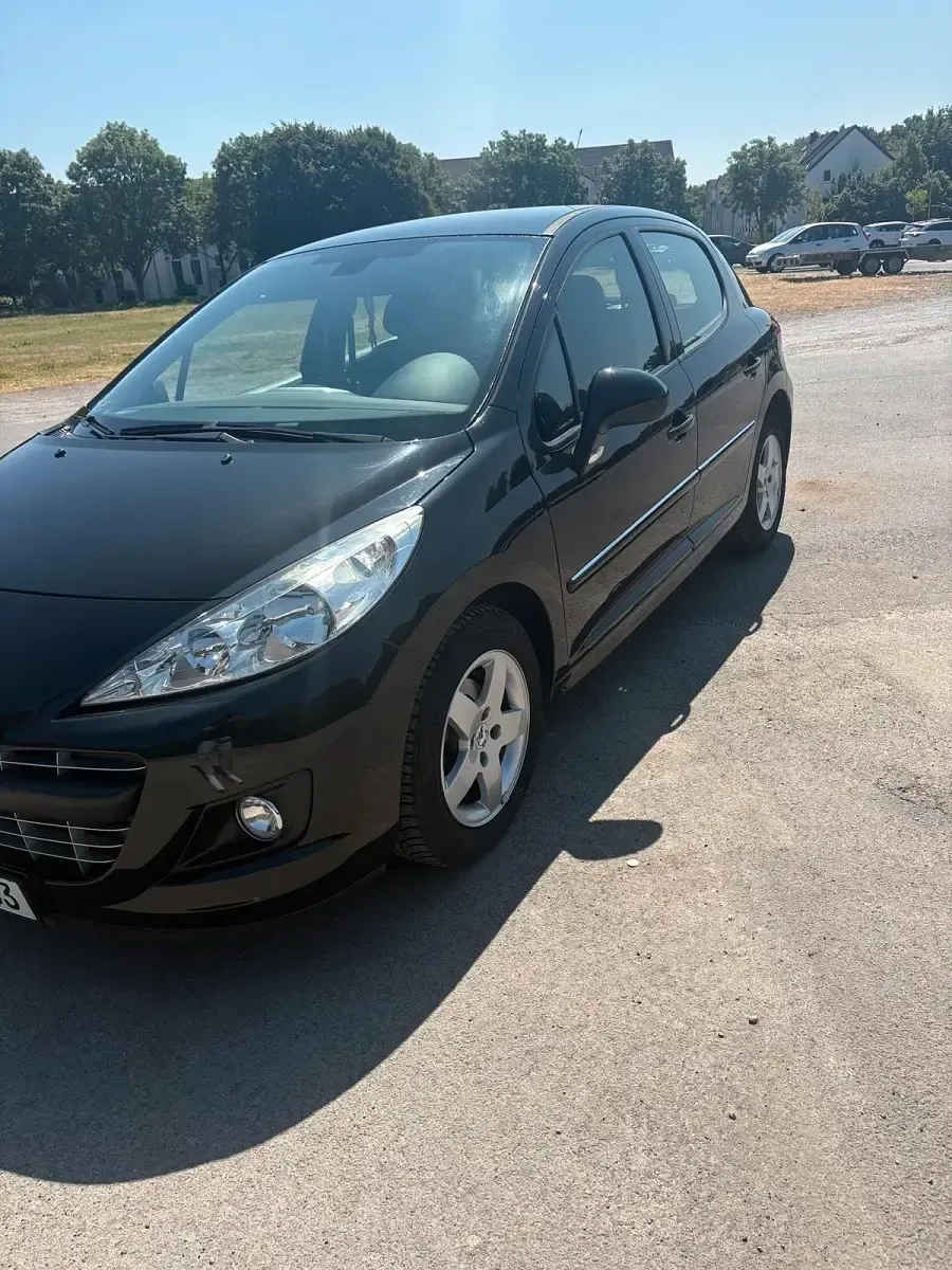 Gebraucht Peugeot 207 73 PS (53 kW) 2011 Schwarz Kleinwagen