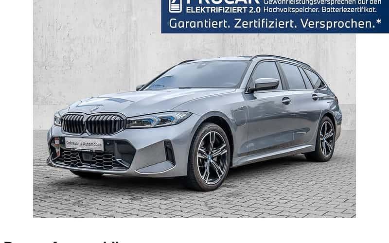 Grau Gebraucht 2023 BMW 330e Shadowline Kombi | 39.990 € (Fairer Preis) - Bild 1/4
