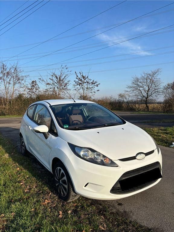 Weiß Gebraucht 2009 Ford Fiesta Limousine | 2.200 € (Fairer Preis) - Bild 1/4