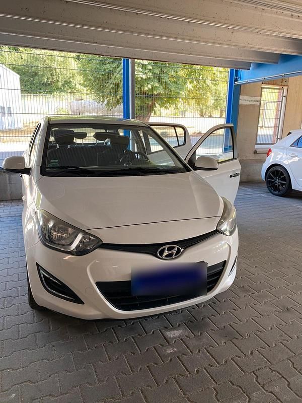 Gebraucht Hyundai i20 63 PS (46 kW) 2012 Weiß Kleinwagen