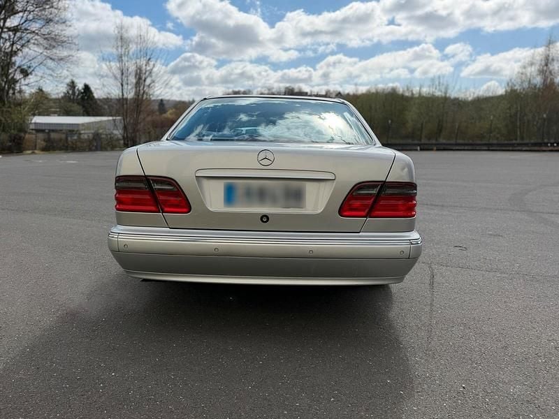 Gebraucht Mercedes E280 Avantgarde 204 PS (150 kW) 2000 Silber Limousine