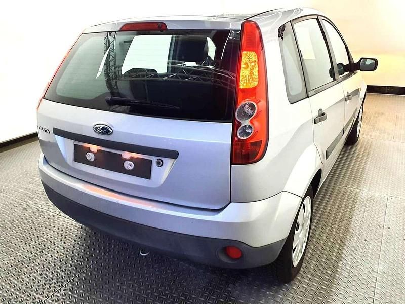 Gebraucht Ford Fiesta Ambiente 80 PS (58 kW) 2006 Polarsilber Limousine