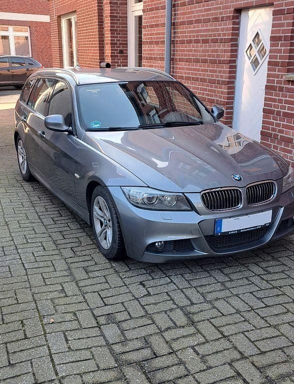 Grau Gebraucht 2012 BMW 325 M Sport Kombi | 13.500 € (Fairer Preis) - Bild 1/4