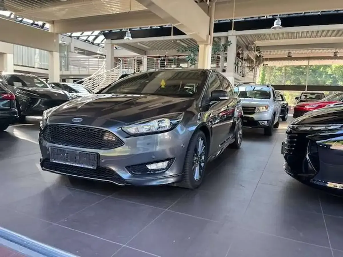 Gebraucht Ford Focus ST-Line 125 PS (91 kW) 2017 Grau Limousine