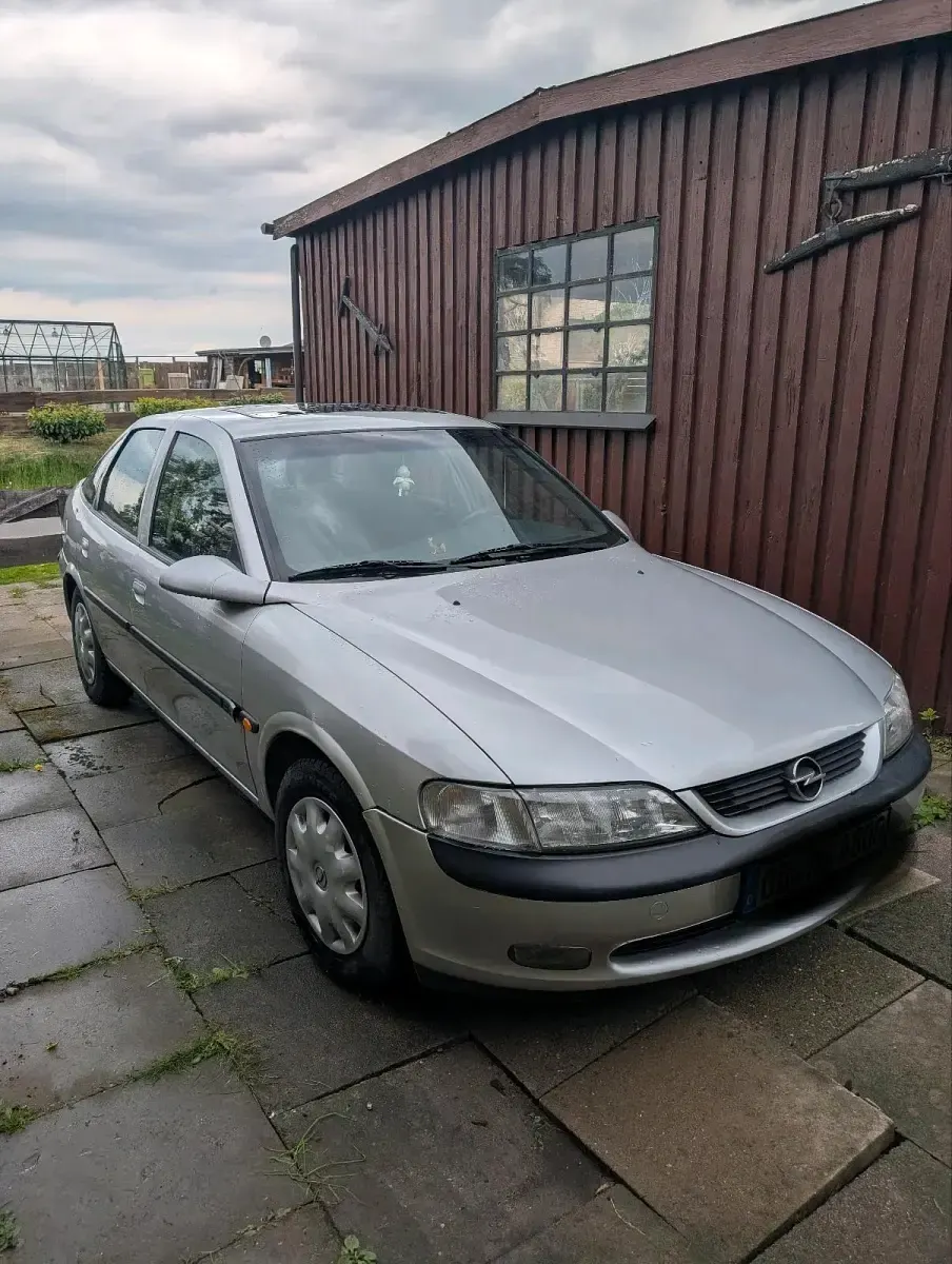 Usata Opel Vectra 116 CV (85 kW) 1997 Argento Berlina