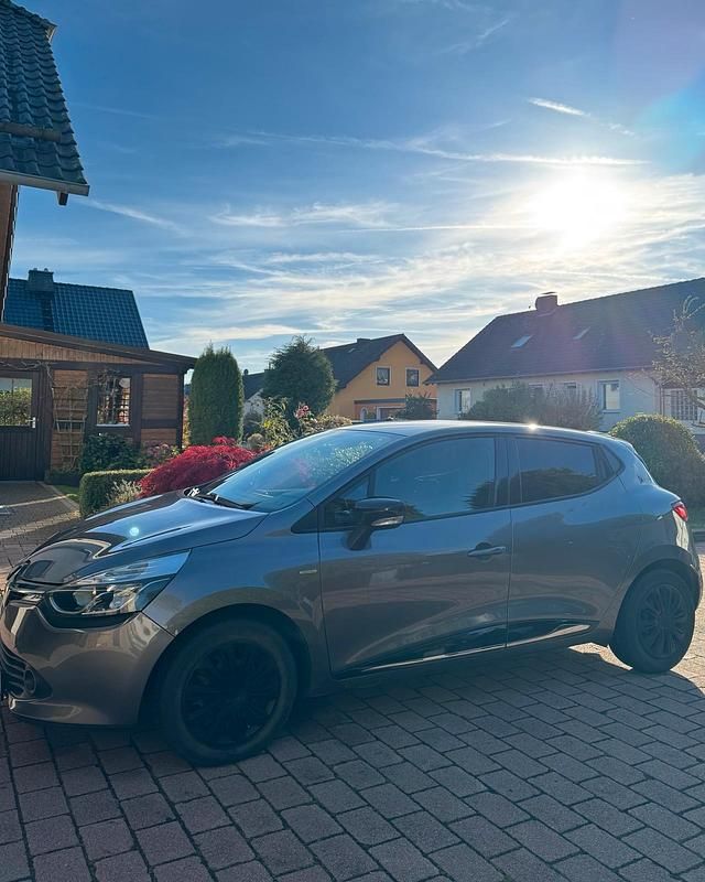 Grau Gebraucht 2016 Renault Clio IV LIMITED Kleinwagen | 6.800 € (Fairer Preis) - Bild 1/4