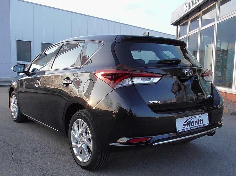 Gebraucht Toyota Auris 116 PS (85 kW) 2016 Black mica / ink Limousine