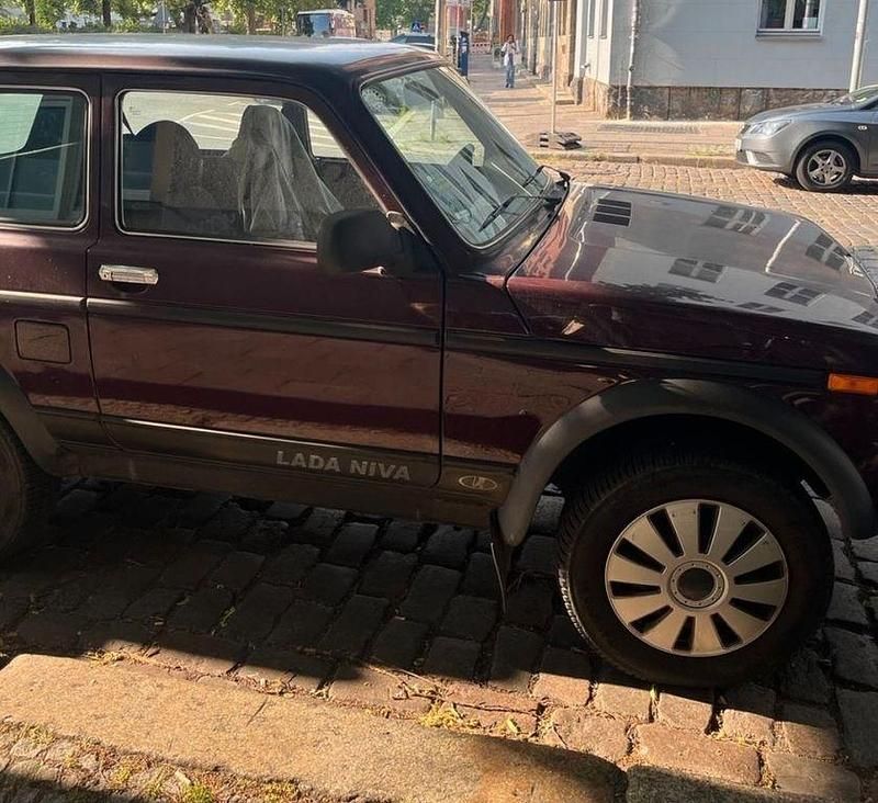 Rot Gebraucht 2011 Lada niva SUV | 8.200 € (Guter Preis) - Bild 1/4