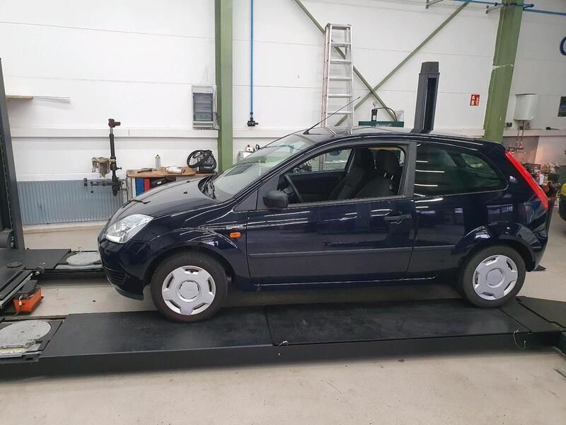 Blau Gebraucht 2005 Ford Fiesta Kleinwagen | 2.600 € (Teuer) - Bild 1/4