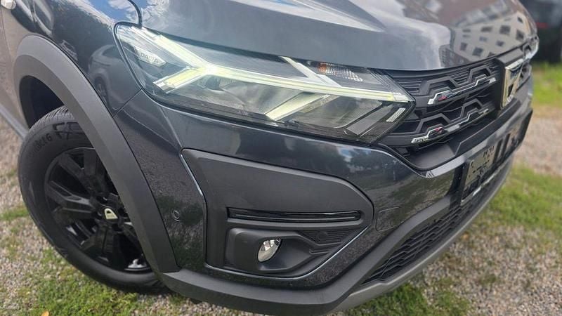 Grau Gebraucht 2022 Dacia Jogger Extreme Limousine | 15.999 € (Guter Preis) - Bild 1/4
