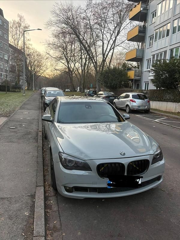 Grau Gebraucht 2009 BMW 740 Limousine | 9.500 € (Fairer Preis) - Bild 1/4