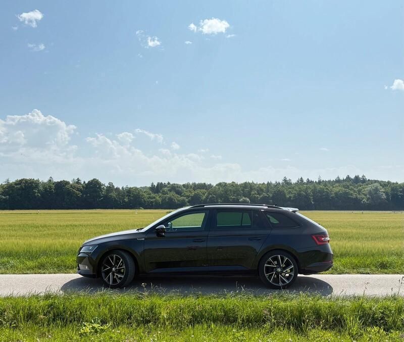 Schwarz Gebraucht 2017 Skoda Superb SportLine Kombi | 15.900 € (Guter Preis) - Bild 1/4