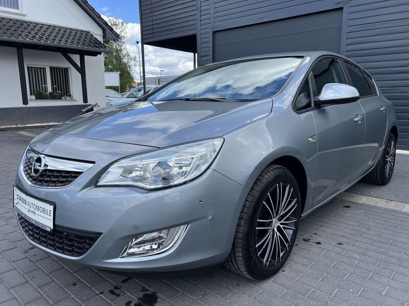 Grau Gebraucht 2011 Opel Astra Design Edition Limousine | 9.470 € (Teuer) - Bild 1/4