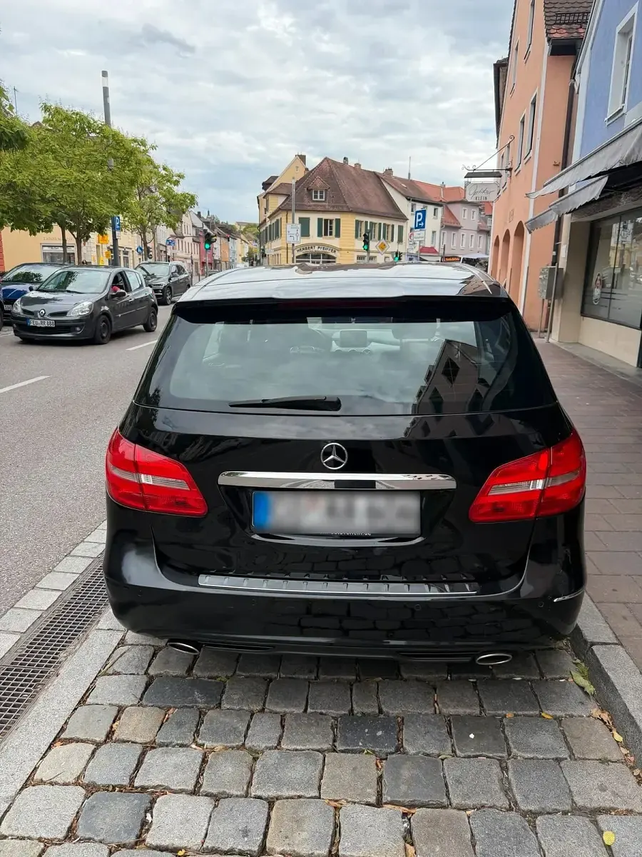 Gebraucht Mercedes B180 107 PS (78 kW) 2014 Schwarz Kleinwagen