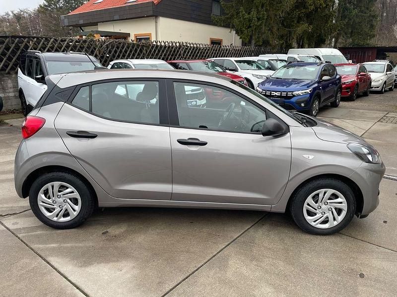 Gebraucht Hyundai i10 Select 67 PS (49 kW) 2022 Grau Kleinwagen