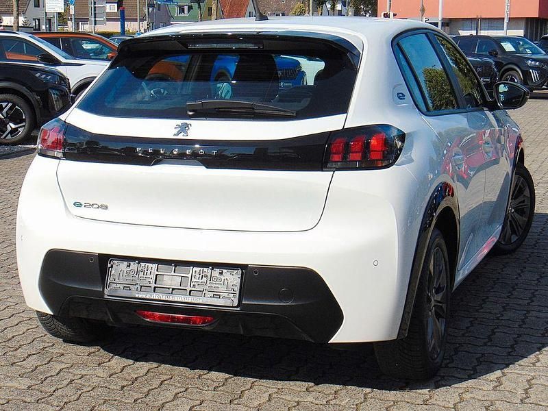 Gebraucht Peugeot e-208 Active 100 kW (136 PS) 2022 Schneeweiss Kleinwagen