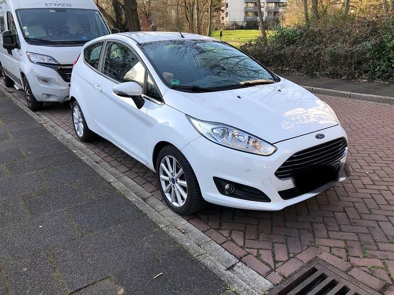 Gebraucht Ford Fiesta Celebration 101 PS (74 kW) 2016 Weiß Kleinwagen