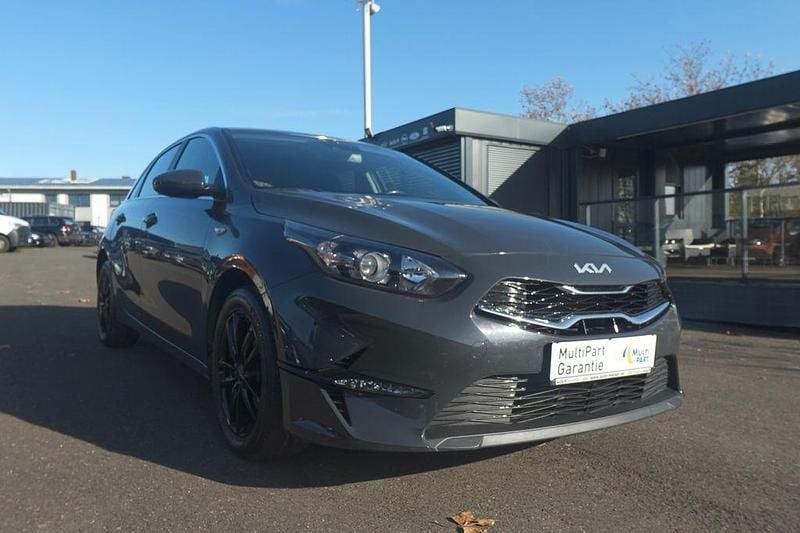 Grau Gebraucht 2022 Kia Ceed Vision Kleinwagen | 15.900 € - Bild 1/4
