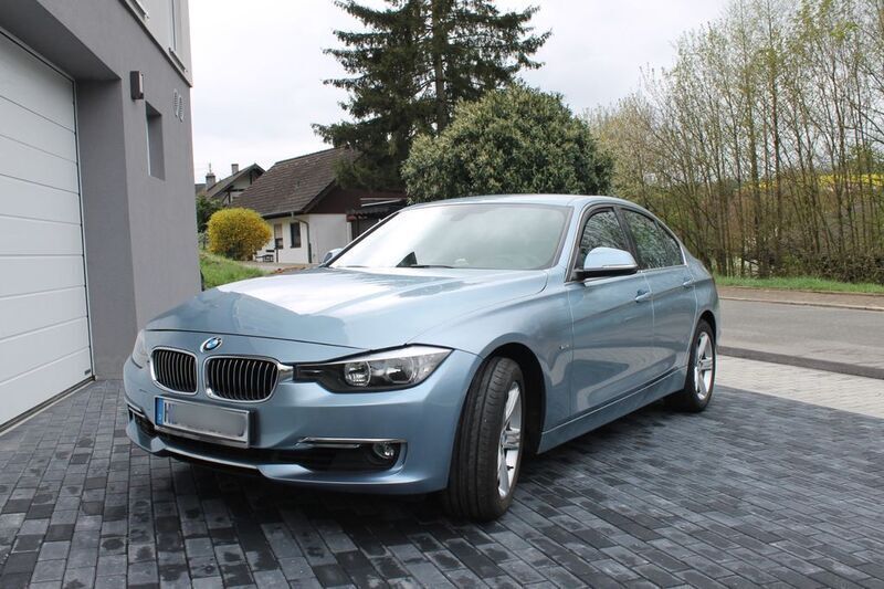 Blau Gebraucht 2012 BMW 320 Luxury Line Limousine | 10.200 € (Fairer Preis) - Bild 1/4