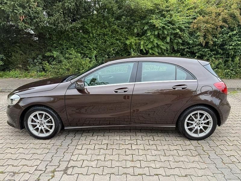 Braun Gebraucht 2017 Mercedes A180 Urban Limousine | 14.900 € (Fairer Preis) - Bild 1/4