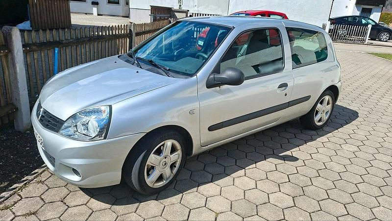 Gebraucht Renault Clio II 54 PS (39 kW) 2009 Silber Kleinwagen