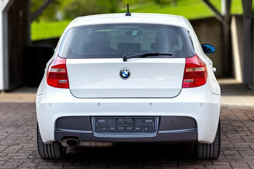 Używany BMW 118 Shadowline 143 KM (105 kW) 2007 Biały Hatchback