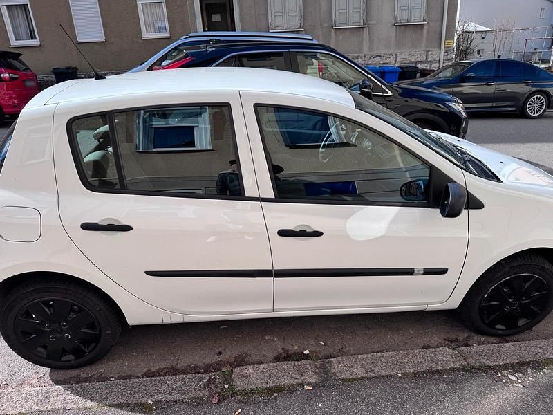 Gebraucht Renault Clio II 75 PS (55 kW) 2009 Weiß Limousine
