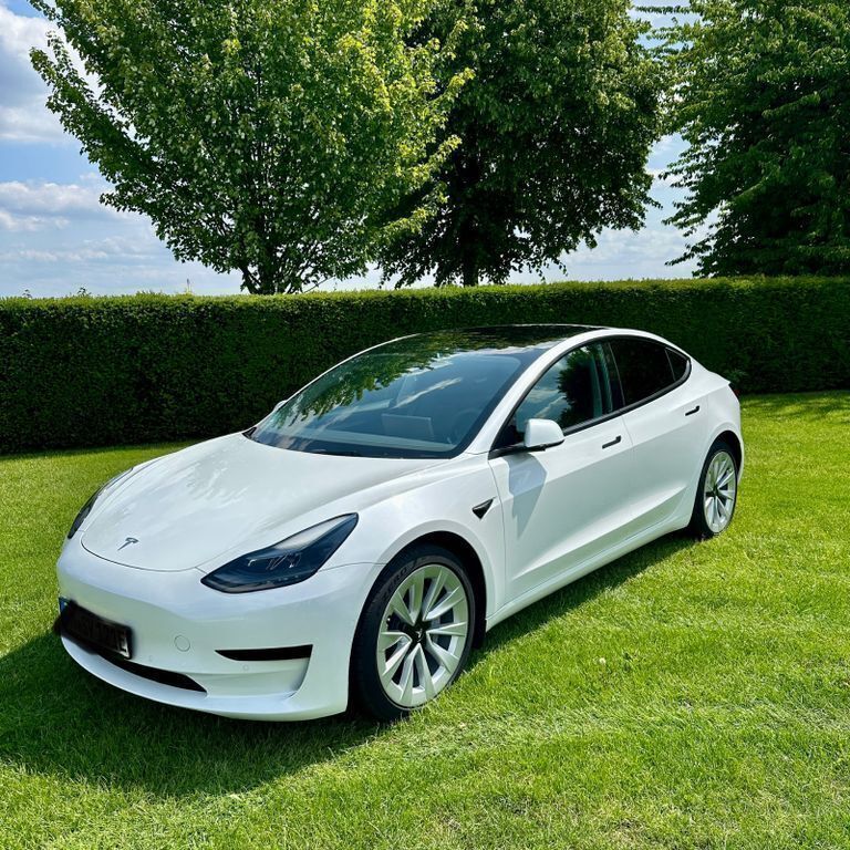 Weiß Gebraucht 2022 Tesla Model 3 Standard Range Plus Limousine | 29.900 € (Fairer Preis) - Bild 1/4