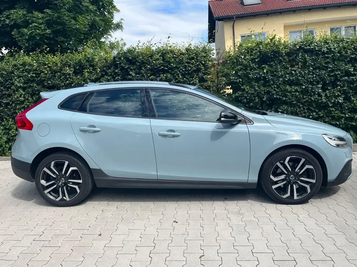 Gebraucht Volvo V40 CC Momentum 190 PS (139 kW) 2017 Blau Kombi